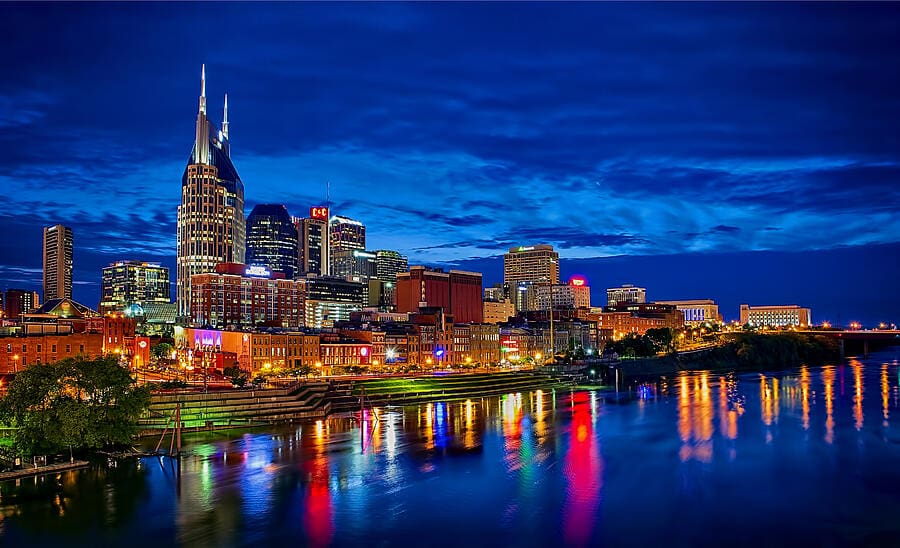 Engagement photo ideas in downtown Nashville